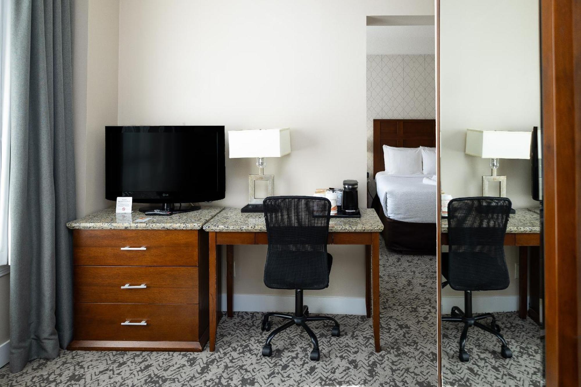 Quality Inn & Suites (Adults Only) Vancouver Buitenkant foto