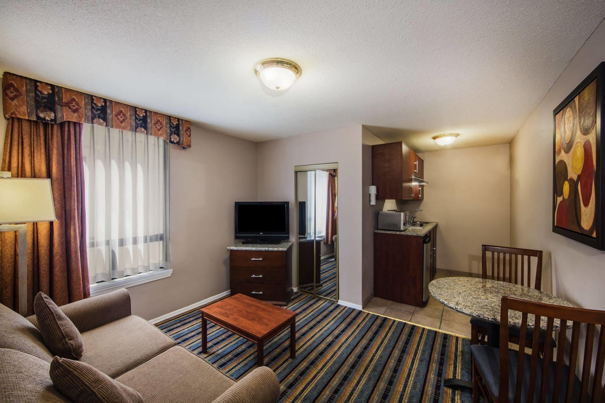 Quality Inn & Suites (Adults Only) Vancouver Buitenkant foto
